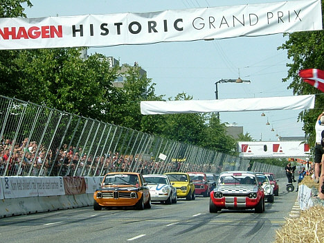Starten på finaleheatet i Royal Pro/Am havde Jan Magnussen i spidsen i den orange BMW, side om side med Jackie Oliver i Ford Escort BDA.